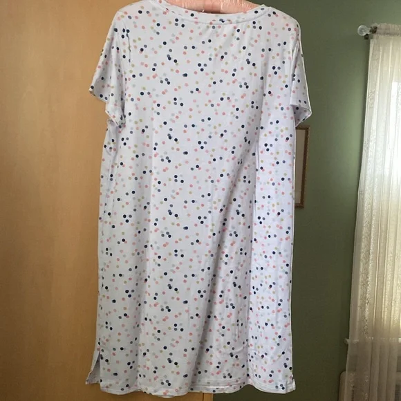 Jaclyn NewYork night shirt. Light gray background w/multicolored dots. Size M - Picture 4 of 5